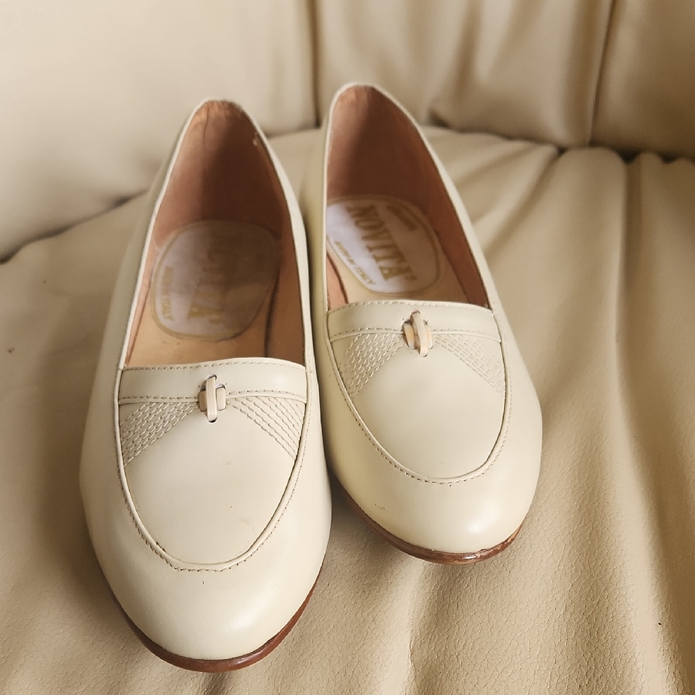 S43 Italian made Pretty Cream Loafers w/stitching design Sz 33 by Novita 1" heel